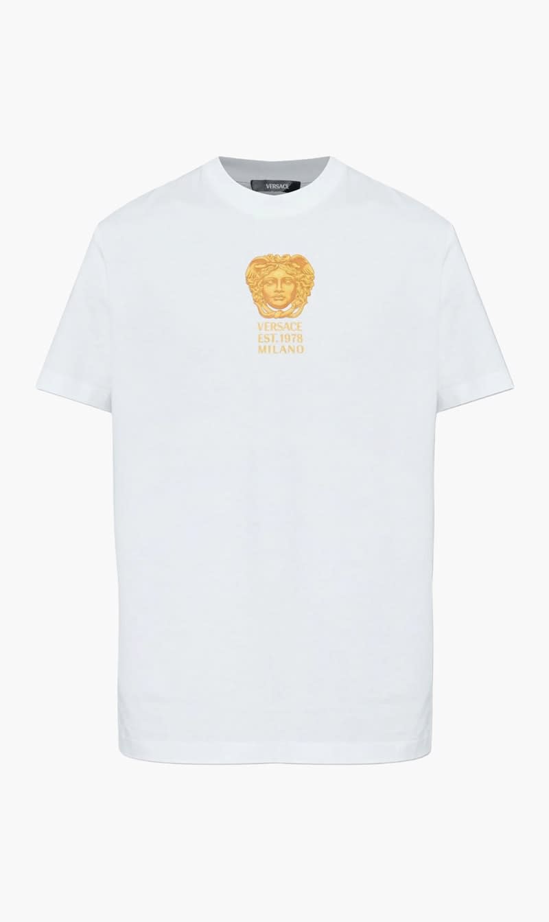 Versace White T Shirt Compact Cotton Jersey Fabric Hall Of Statues Medusa Print for Men | The Deal Outlet
Versace White T Shirt Compact Cotton Jersey Fabric Hall Of Statues Medusa Print for Men | The Deal Outlet