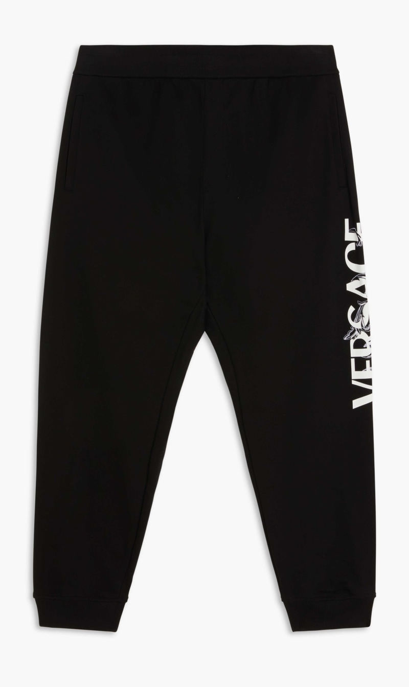 Versace Black Sweatpant Tessuto Felpa Non Garzata + Stampa Scritta Versace E Ricamo Barocco Su Gamba Sinistra for Men | The Deal Outlet
Versace Black Sweatpant Tessuto Felpa Non Garzata + Stampa Scritta Versace E Ricamo Barocco Su Gamba Sinistra for Men | The Deal Outlet