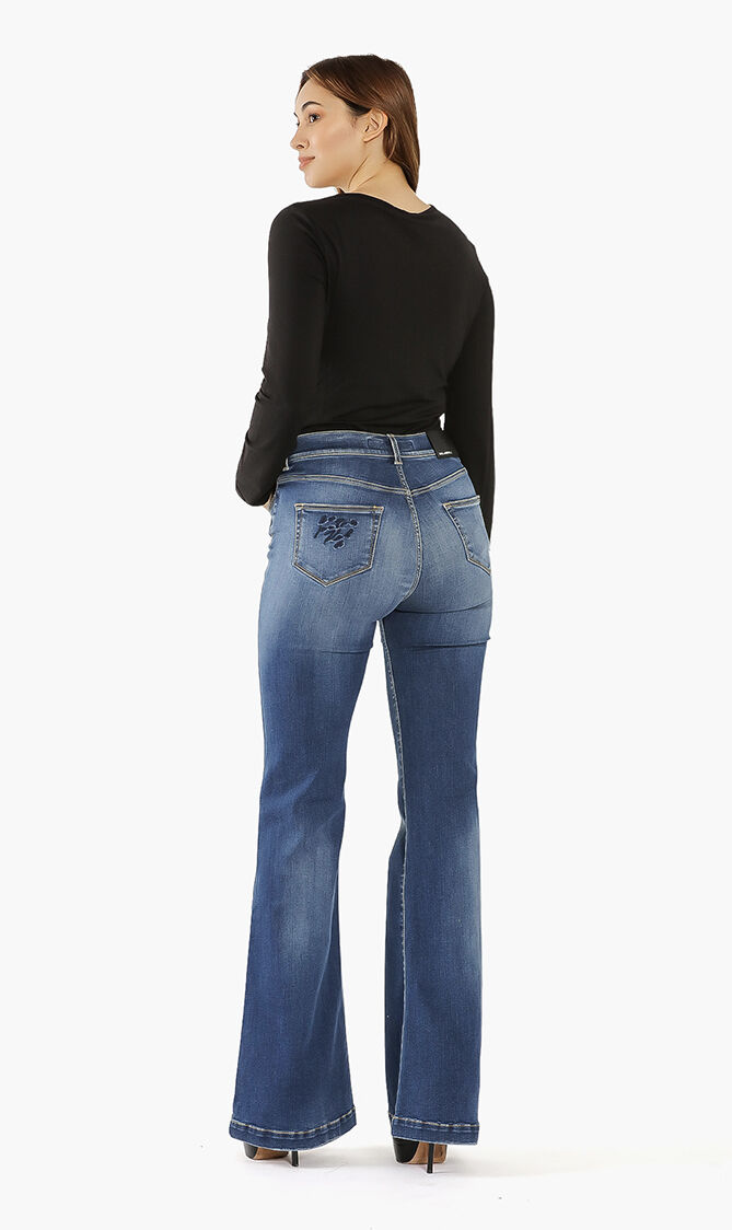 بنطال جينز باهت اللون بقصّة ضيقة من أعلى وواسعة من أسفل