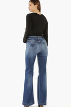 بنطال جينز باهت اللون بقصّة ضيقة من أعلى وواسعة من أسفل