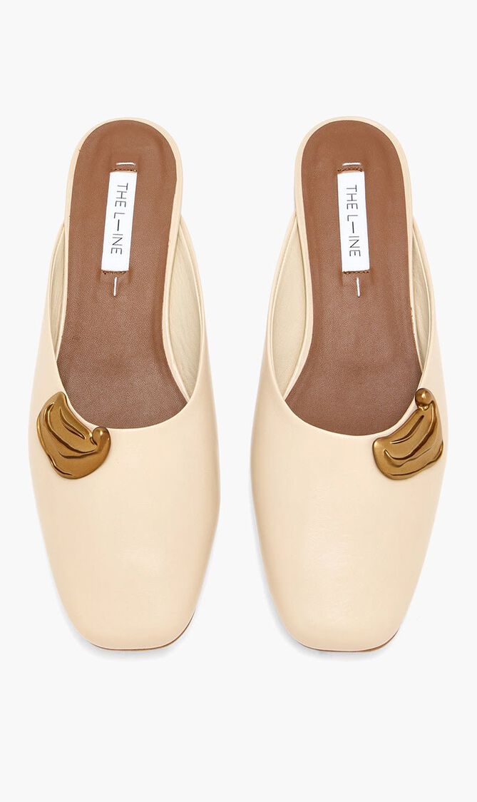 BACKLESS FLAT MULE WITH BROOCH