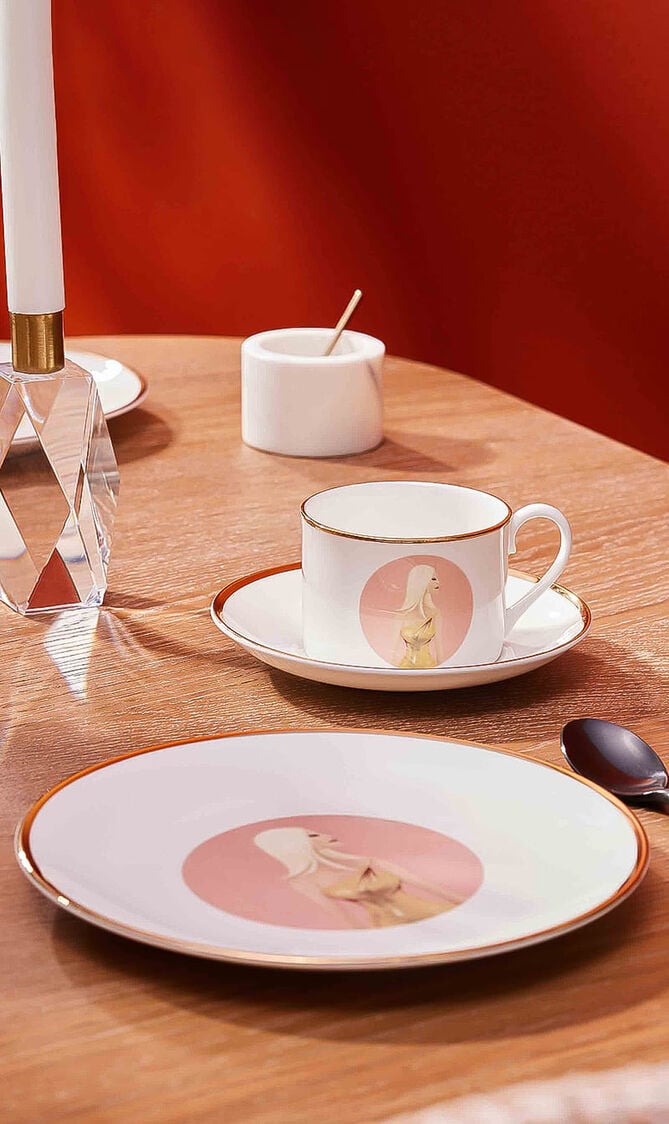 فنجان الشاي دوناتيلا مع صحنه فنجان الشاي دوناتيلا مع صحنه