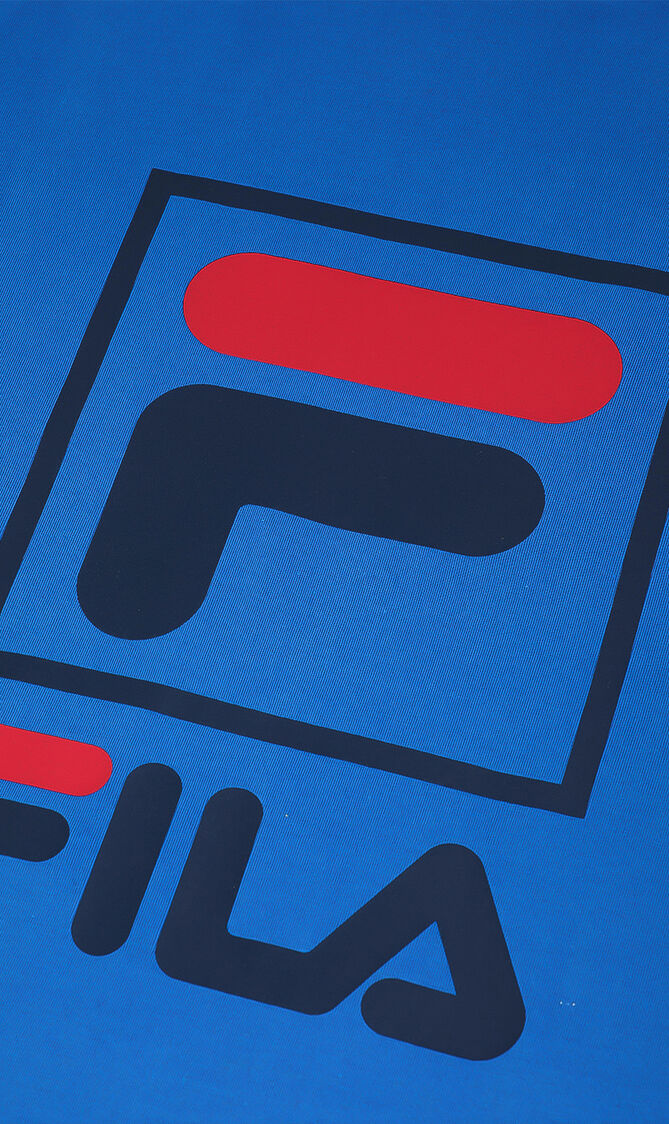 تي شيرت غرافيك بلون سادة