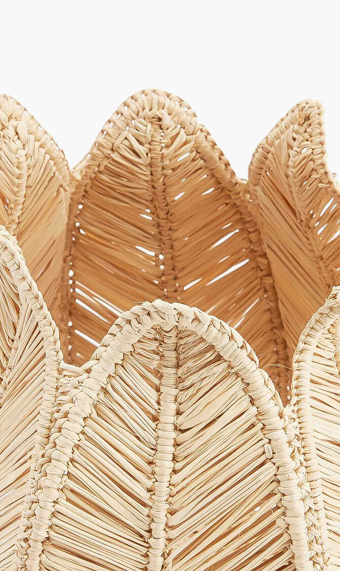 حامل شموع مصنوع من قش نخيل الإيراكا