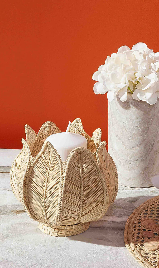 حامل شموع مصنوع من قش نخيل الإيراكا