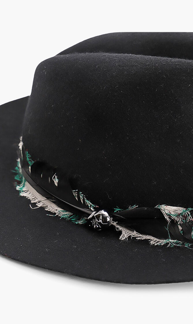 قبعة فيدورا من الصوف مزينة بريش
