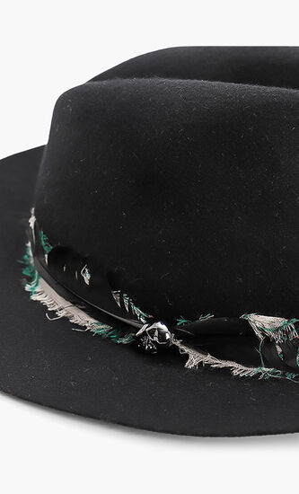 قبعة فيدورا من الصوف مزينة بريش