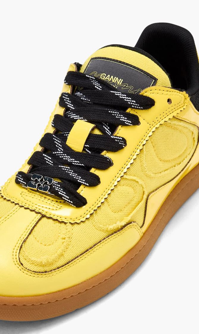 08 Sneakers