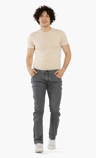 بنطال جينز بشريط مزين بشعار