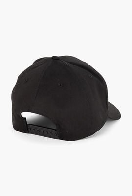 قبعة بيسبول مزينة بشعار العلامة التجارية