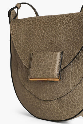 حقيبة كروس من الجلد بتصميم قلاب