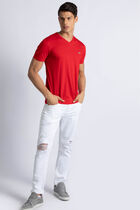 تيشيرت بقصة عادية ورقبة على شكل حرف V