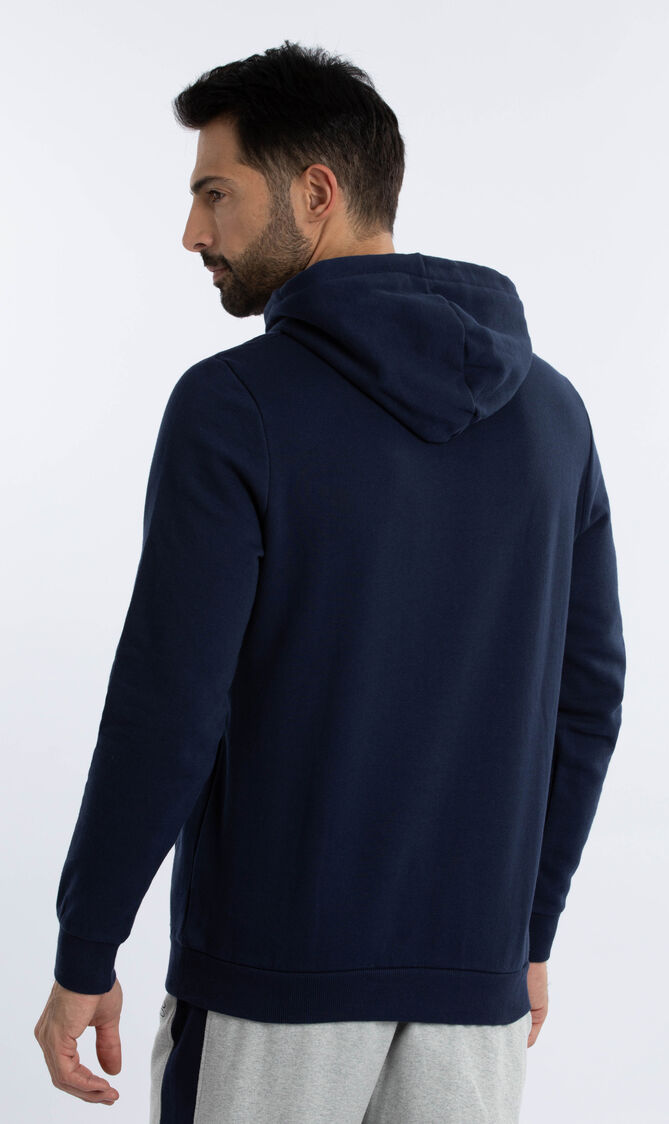 هودي أكسل مزين بشعار