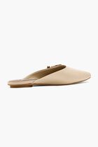 BACKLESS FLAT MULE WITH BROOCH