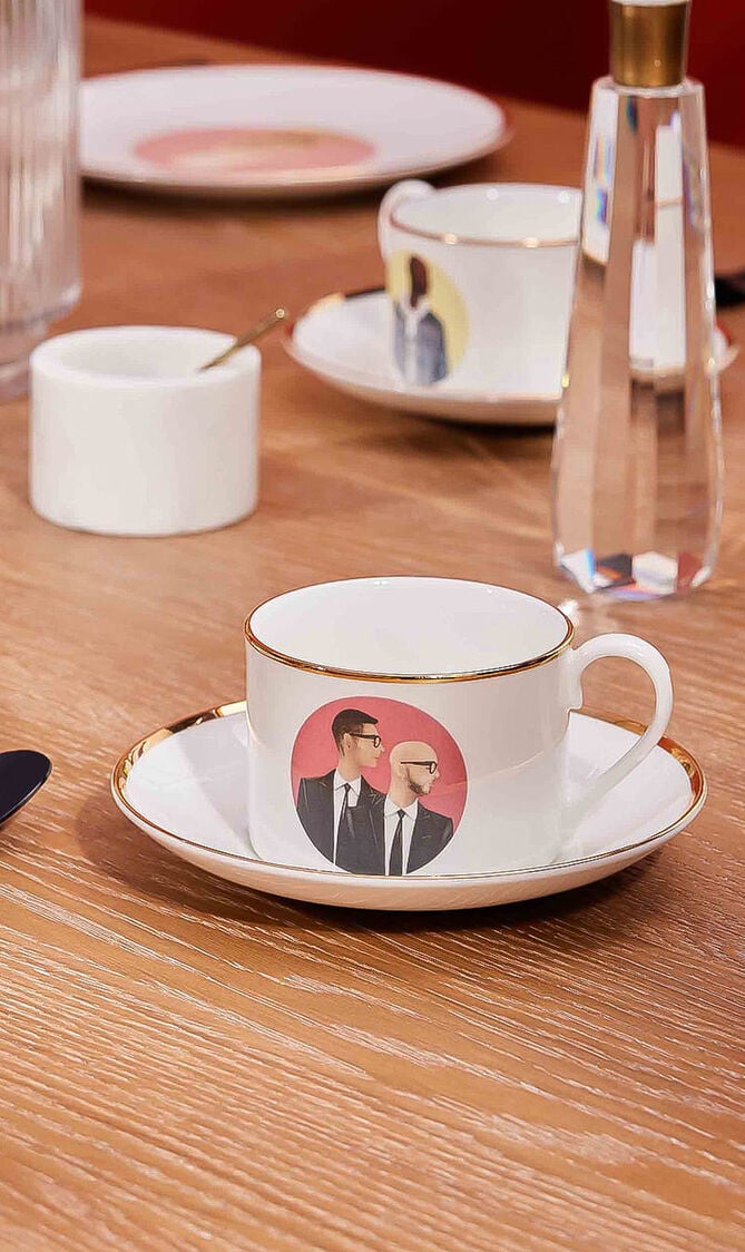 فنجان الشاي دولتشي آند غابانا مع صحنه فنجان الشاي دولتشي آند غابانا مع صحنه