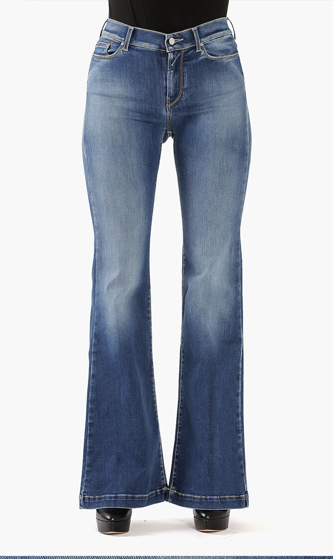 بنطال جينز باهت اللون بقصّة ضيقة من أعلى وواسعة من أسفل