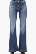 بنطال جينز باهت اللون بقصّة ضيقة من أعلى وواسعة من أسفل