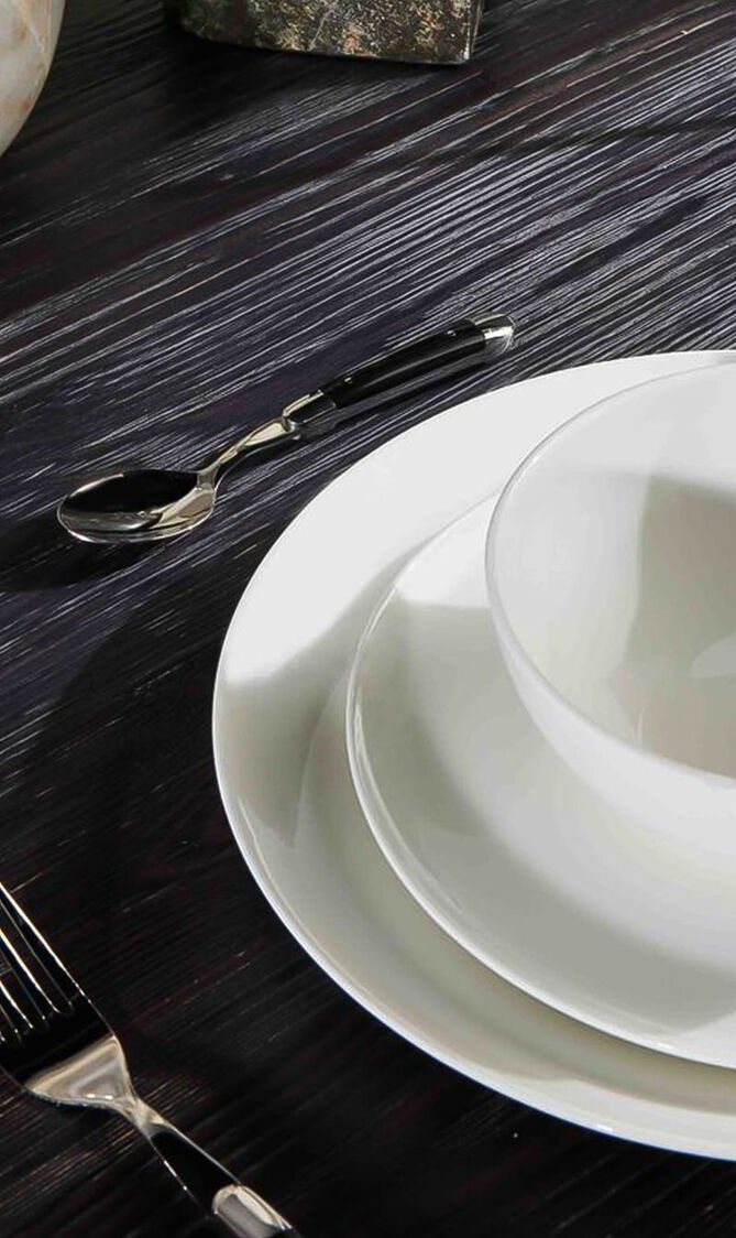 طقم من ملاعق القهوة بمقابض سوداء - 6 ملاعق طقم من ملاعق القهوة بمقابض سوداء - 6 ملاعق