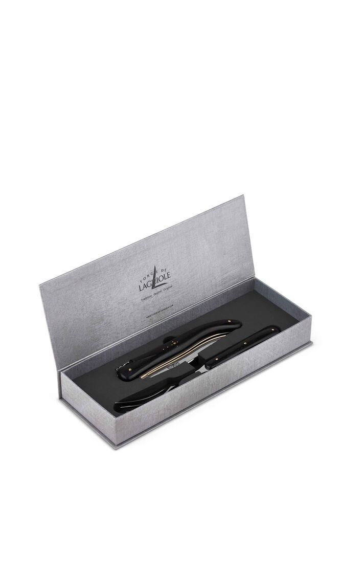 طقم مؤلف من شوكة وسكين