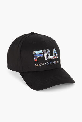 قبعة بيسبول مزينة بشعار العلامة التجارية
