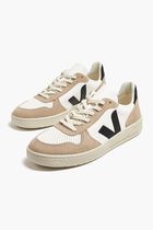 V 10 Sneakers