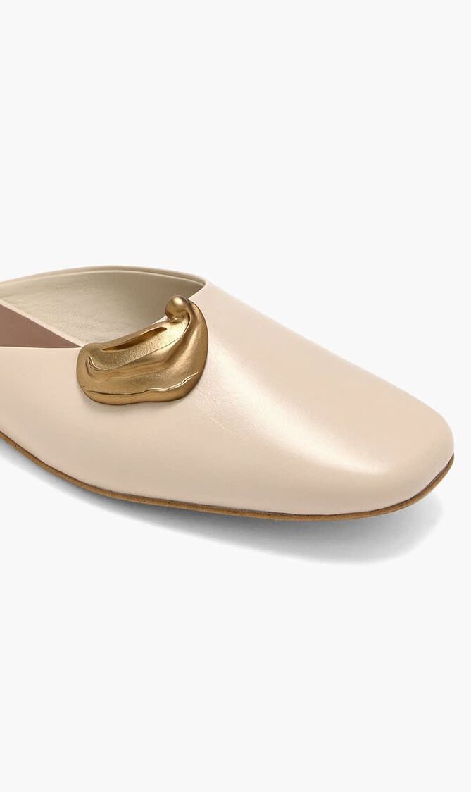 BACKLESS FLAT MULE WITH BROOCH