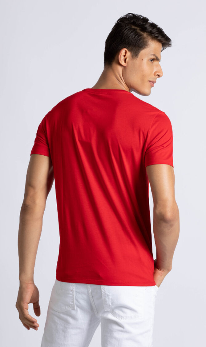 تيشيرت بقصة عادية ورقبة على شكل حرف V