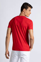 تيشيرت بقصة عادية ورقبة على شكل حرف V