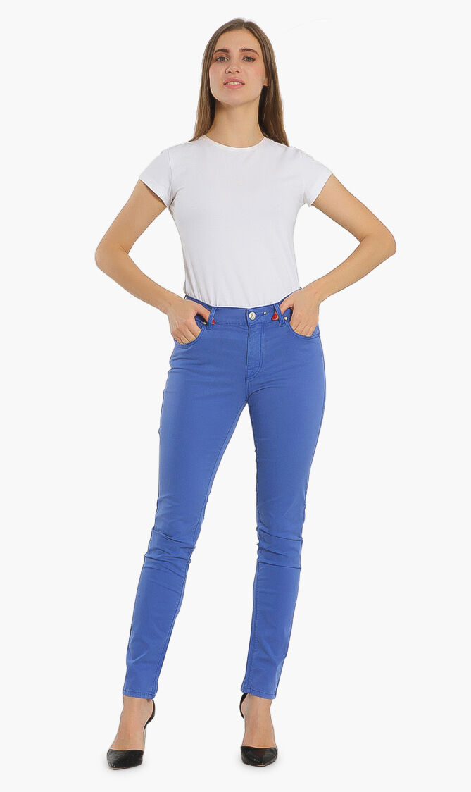 بنطال جينز آبي بقصّة تناسب شكل الجسم قابلة للتمدد