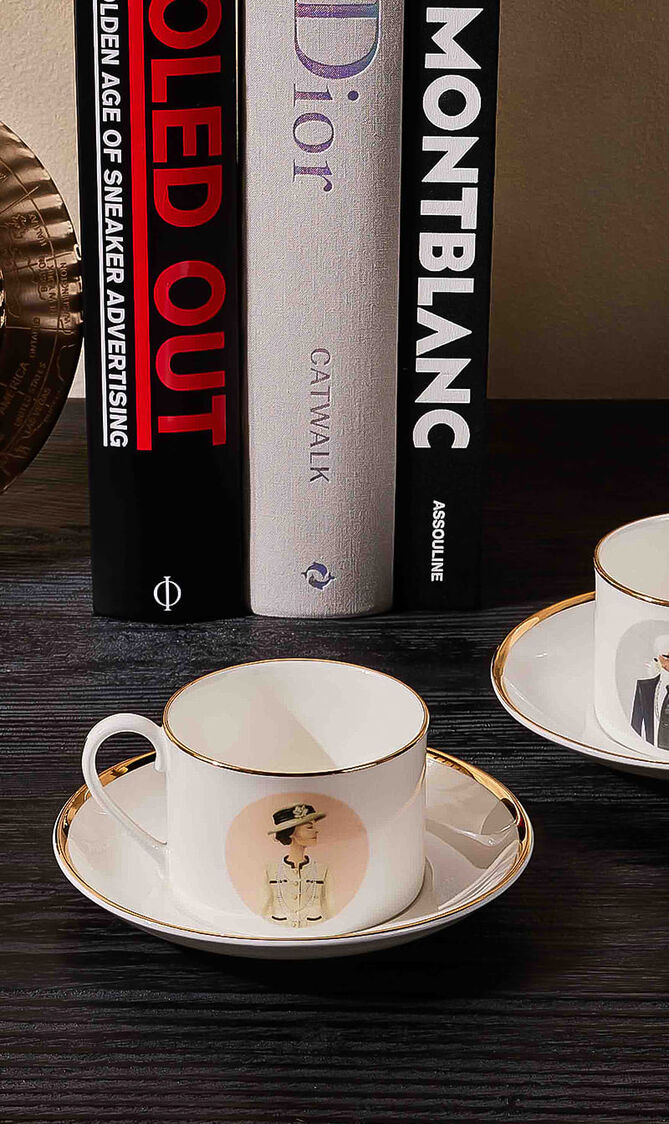 فنجان الشاي كوكو مع صحنه