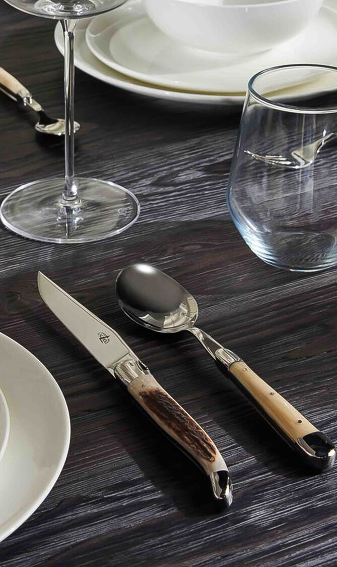 طقم من سكاكين المائدة بمقابض من قرون الغزال - 6 سكاكين