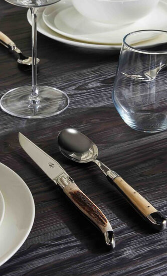 طقم من سكاكين المائدة بمقابض من قرون الغزال - 6 سكاكين