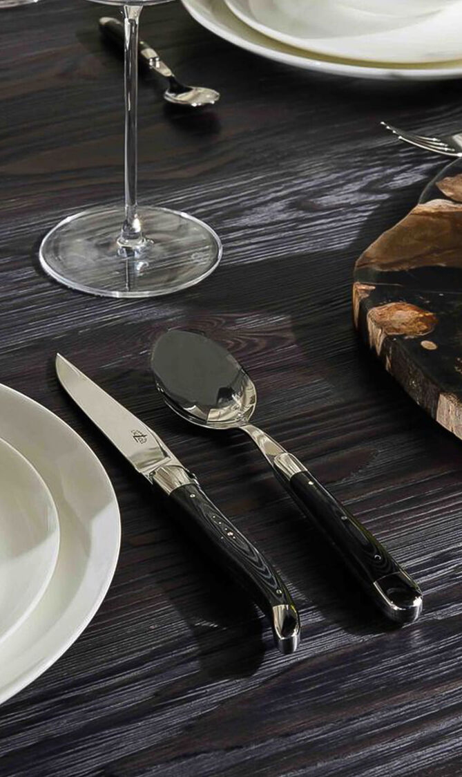 طقم من ملاعق الحساء بمقابض سوداء - 6 ملاعق طقم من ملاعق الحساء بمقابض سوداء - 6 ملاعق