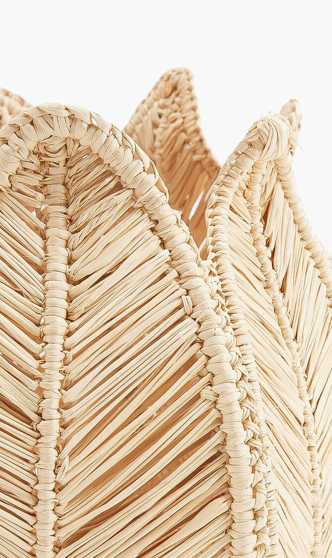 حامل شموع مصنوع من قش نخيل الإيراكا