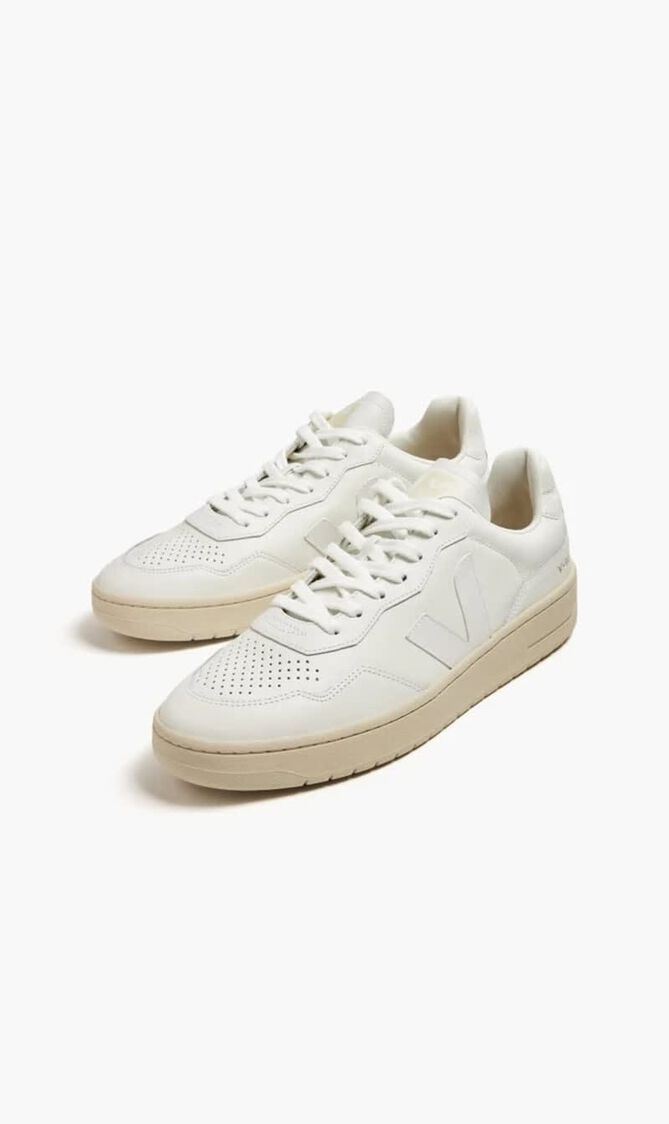 V90 Sneakers