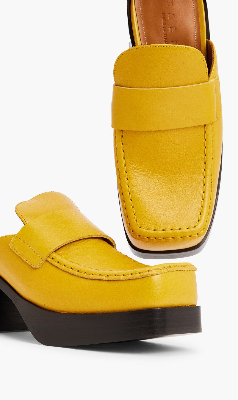 【新品未使用】YELLO REBIRTH MULES Oahu 95 satin mules in yellow - Aquazzura | Mytheresa