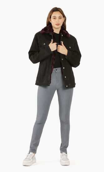 جاكيت جينز مزين بشعار العلامة التجارية