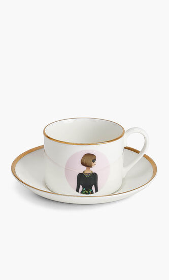 فنجان الشاي آنا مع صحنه