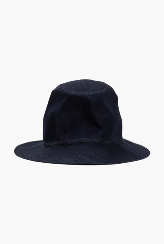 قبعة فيدورا من الجينز