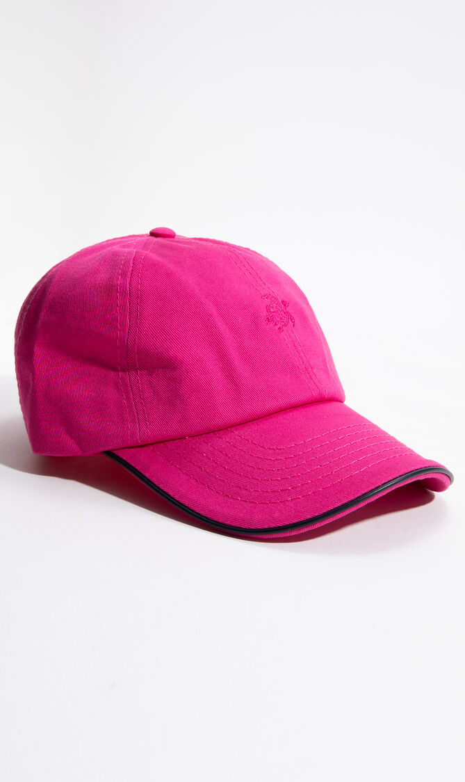 قبعة كابيتالي مزينة بشعار العلامة التجارية