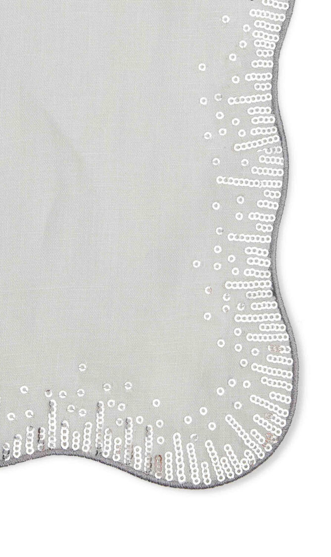 منديل مائدة مزيّن بخطوط برّاقة باللونين الأبيض والفضي