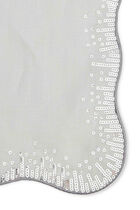 منديل مائدة مزيّن بخطوط برّاقة باللونين الأبيض والفضي