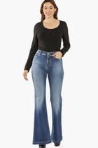 بنطال جينز باهت اللون بقصّة ضيقة من أعلى وواسعة من أسفل