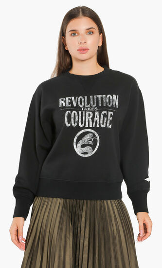 سويت شيرت مزين بعبارة "Revolution Takes Courage"