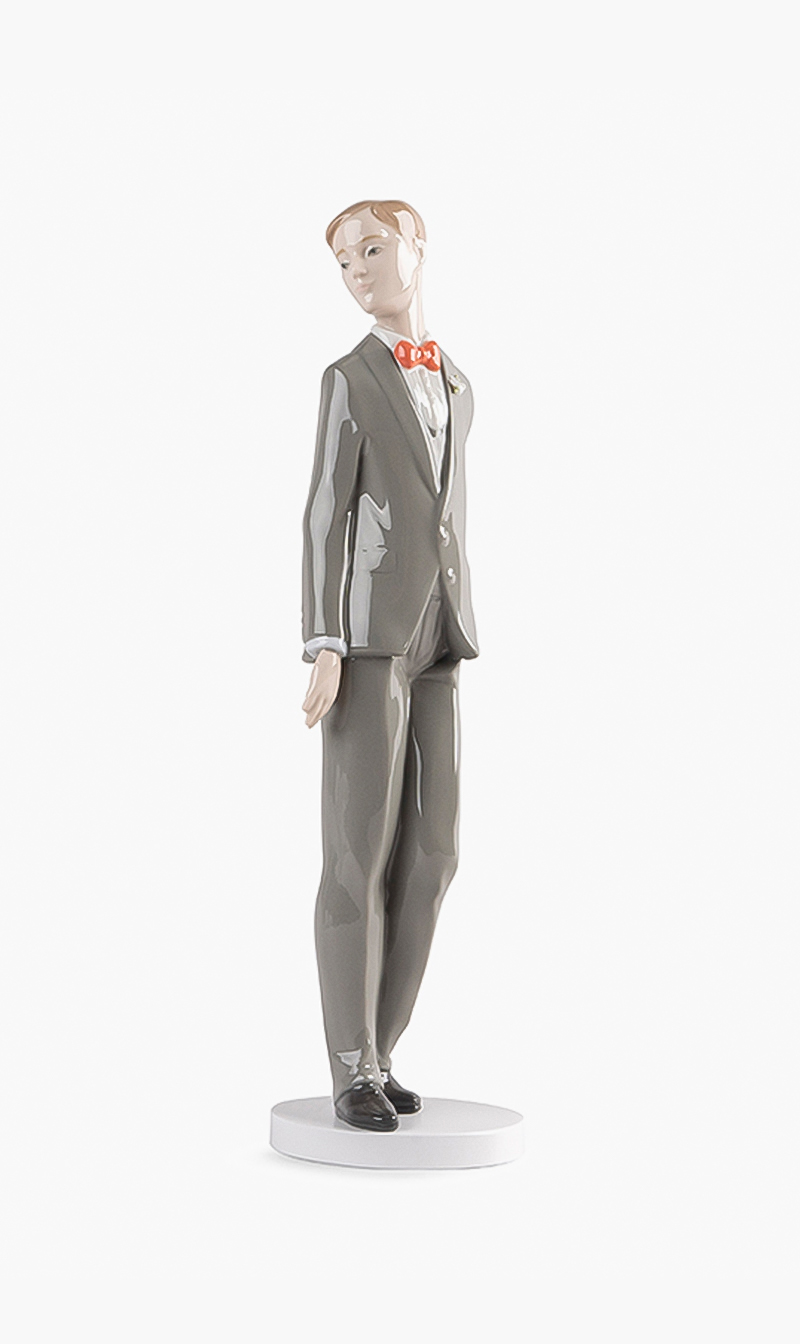 

Groom I, Grey
