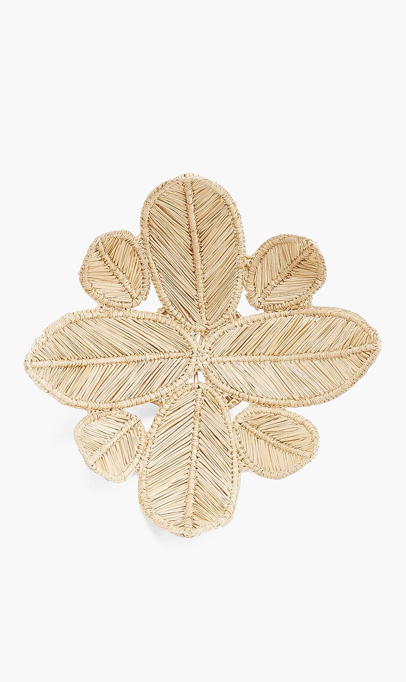 

Artesanias Del Atlantico White Stromanthe Straw Centerpiece - Small | The Deal Outlet