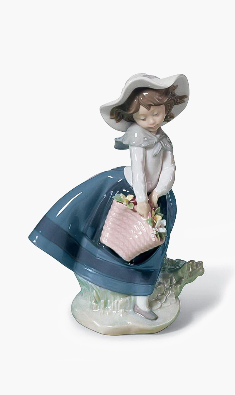 

Lladro Pretty Pickings Girl Figurine