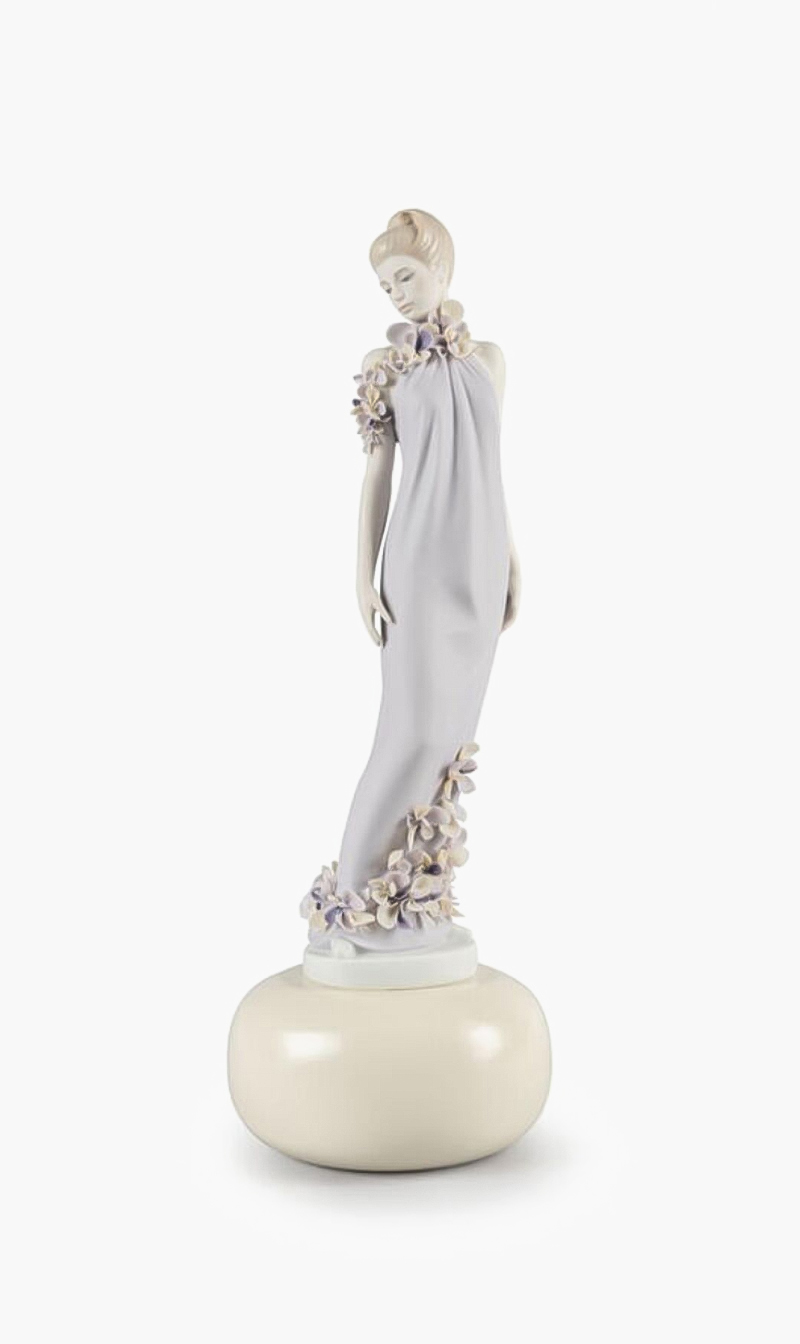 

Lladro Haute Allure Sophisticated Look Woman Figurine. Limited Edition