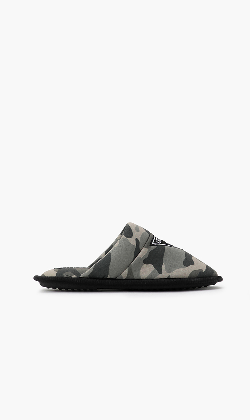 

Guess Camouflage Flip Flops